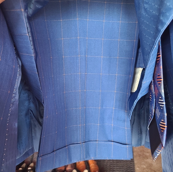 2 and 3 piece suits complete with shirts, ties, and pocket squares most with tag - Picture 15 of 17